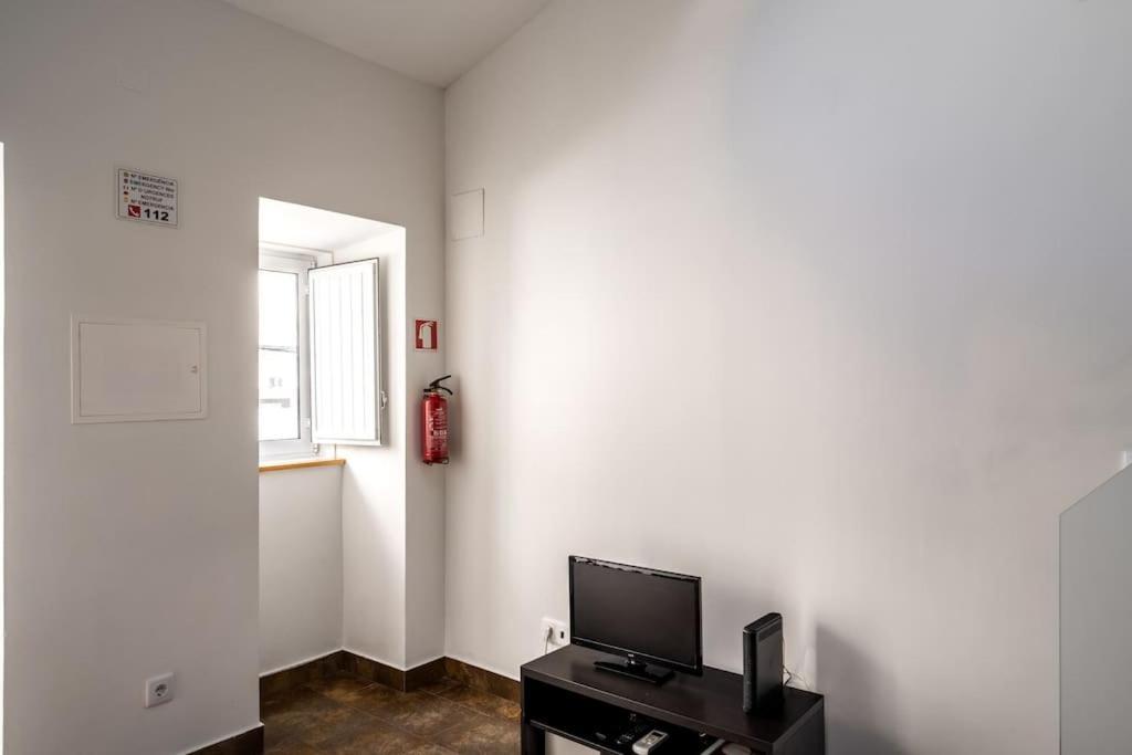 Charming Studio With Ac And Loft On Ground Floor Lisbona Esterno foto